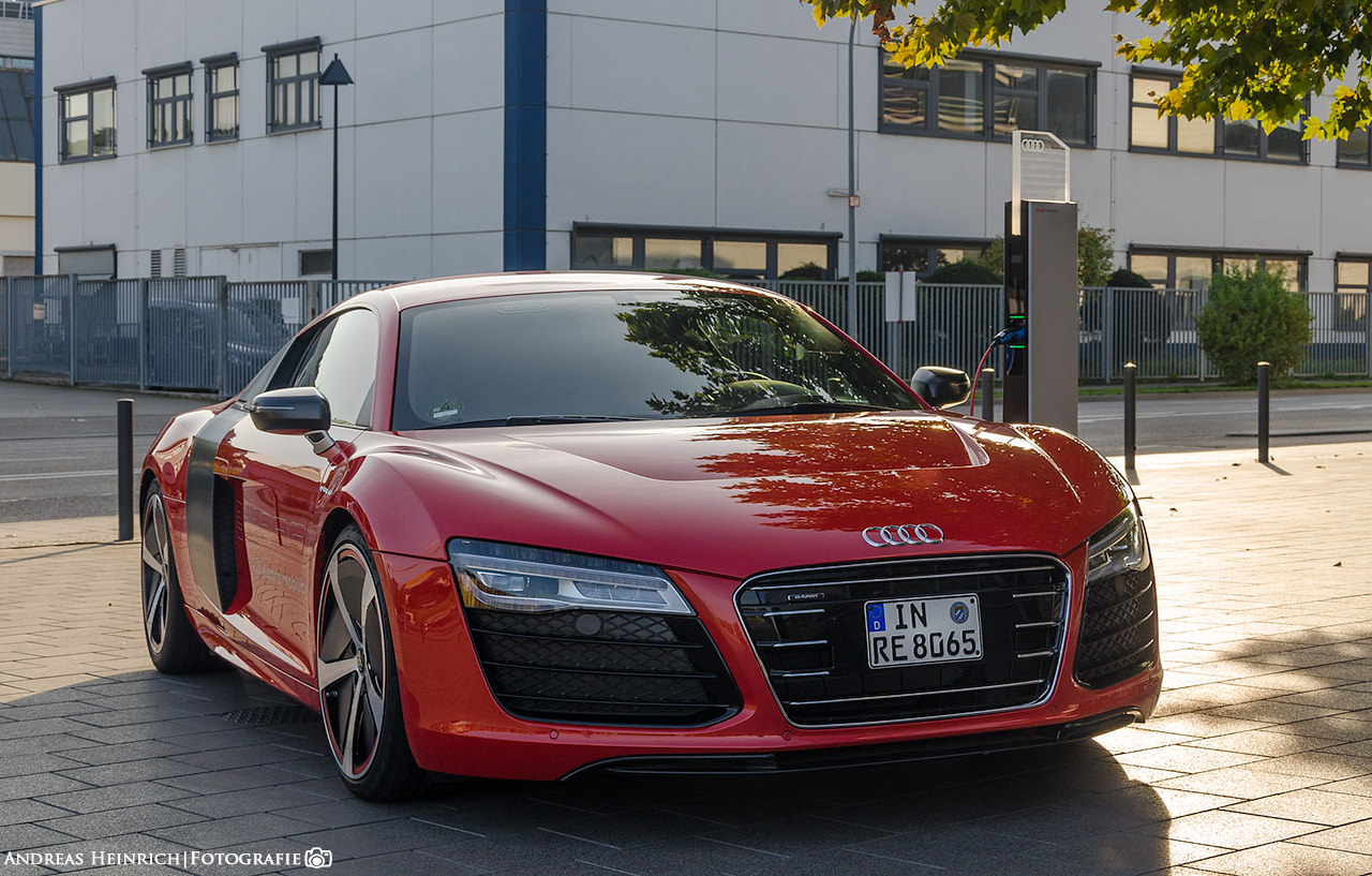 Audi R8 e-tron vor dem Audi Forum in Neckarsulm.